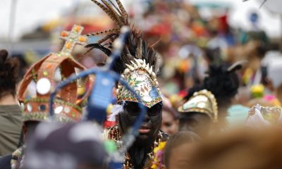 Personas participan en la celebración de los Congos este sábado, en Portobelo (Panamá). EFE/ Bienvenido Velasco