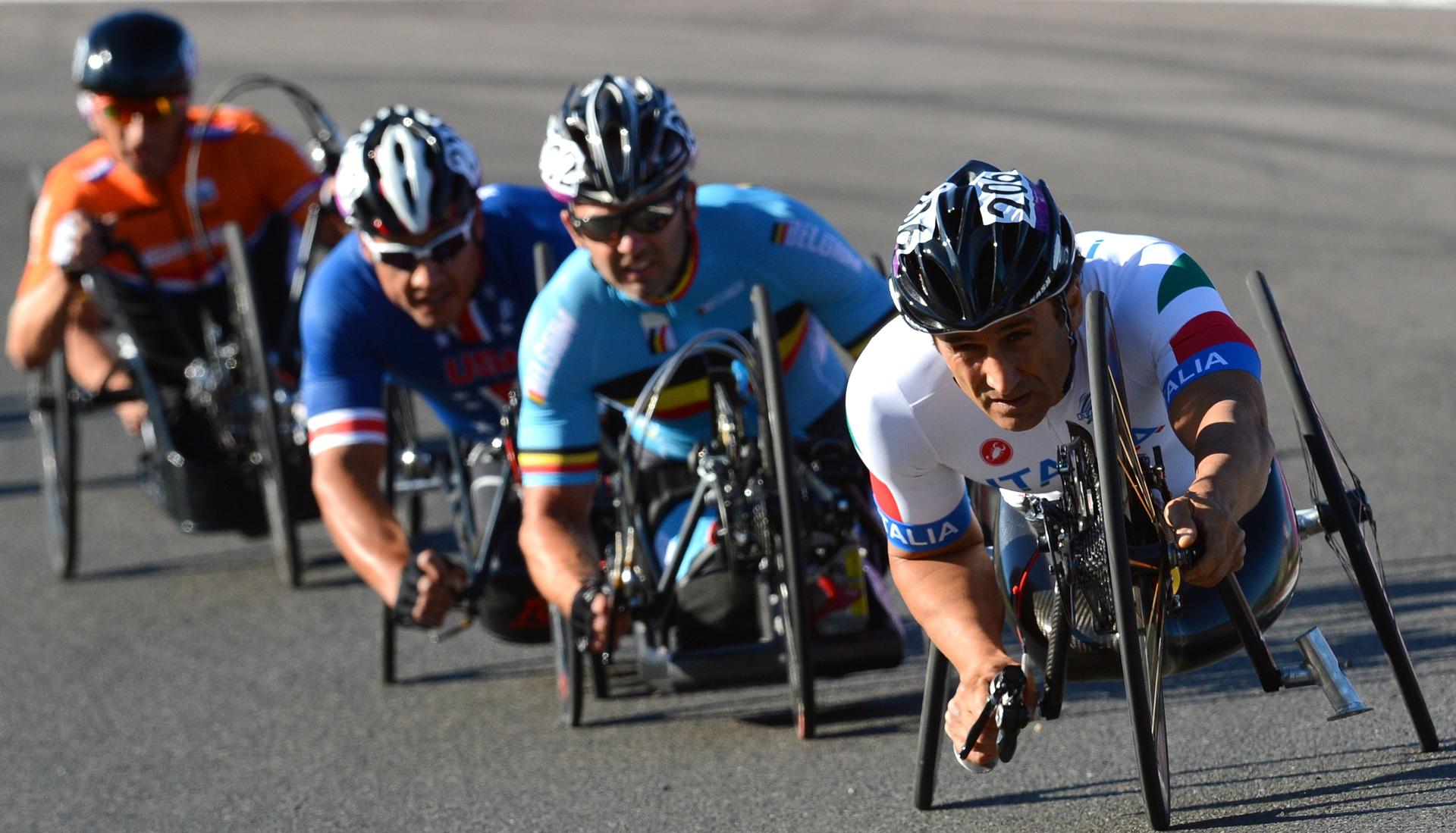 Fotografía de archivo del 7 de septiembre de 2012, en la que puede verse al italiano Alex Zanardi (d) compitiendo en los Juegos Paralímpicos de Londres 2012. EFE/ FACUNDO ARRIZABALAGA
