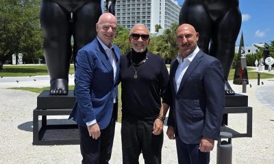 Fotografía del 29 de abril de 2026 cedida por Gary Nader Art Centre que muestra al presidente de la FIFA, Gianni Infantino (i), al productor y compositor musical Emilio Estefan (c), y al marchante de arte Gary Nader posando frente a unas esculturas de Fernando Botero en el Nader Sculpture Park, en Miami (EE.UU.). EFE/ Gary Nader Art Centre /SOLO USO EDITORIAL/ NO VENTAS/ SOLO DISPONIBLE PARA ILUSTRAR LA NOTICIA QUE ACOMPAÑA (CRÉDITO OBLIGATORIO)
