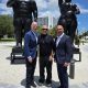 Fotografía del 29 de abril de 2026 cedida por Gary Nader Art Centre que muestra al presidente de la FIFA, Gianni Infantino (i), al productor y compositor musical Emilio Estefan (c), y al marchante de arte Gary Nader posando frente a unas esculturas de Fernando Botero en el Nader Sculpture Park, en Miami (EE.UU.). EFE/ Gary Nader Art Centre /SOLO USO EDITORIAL/ NO VENTAS/ SOLO DISPONIBLE PARA ILUSTRAR LA NOTICIA QUE ACOMPAÑA (CRÉDITO OBLIGATORIO)