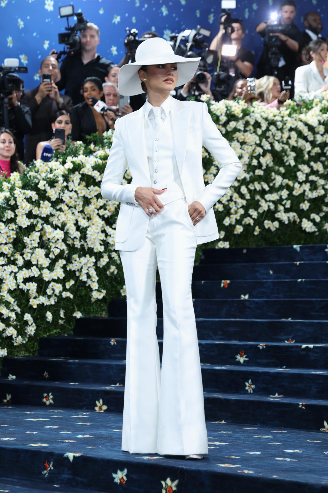 Zendaya posa em la alfombra roja de la Met Gala 2025. La edición de 2026, que se celebra este 4 de mayo, tiene como lema 'La moda es arte'. EFE/EPA/JUSTIN LANE
