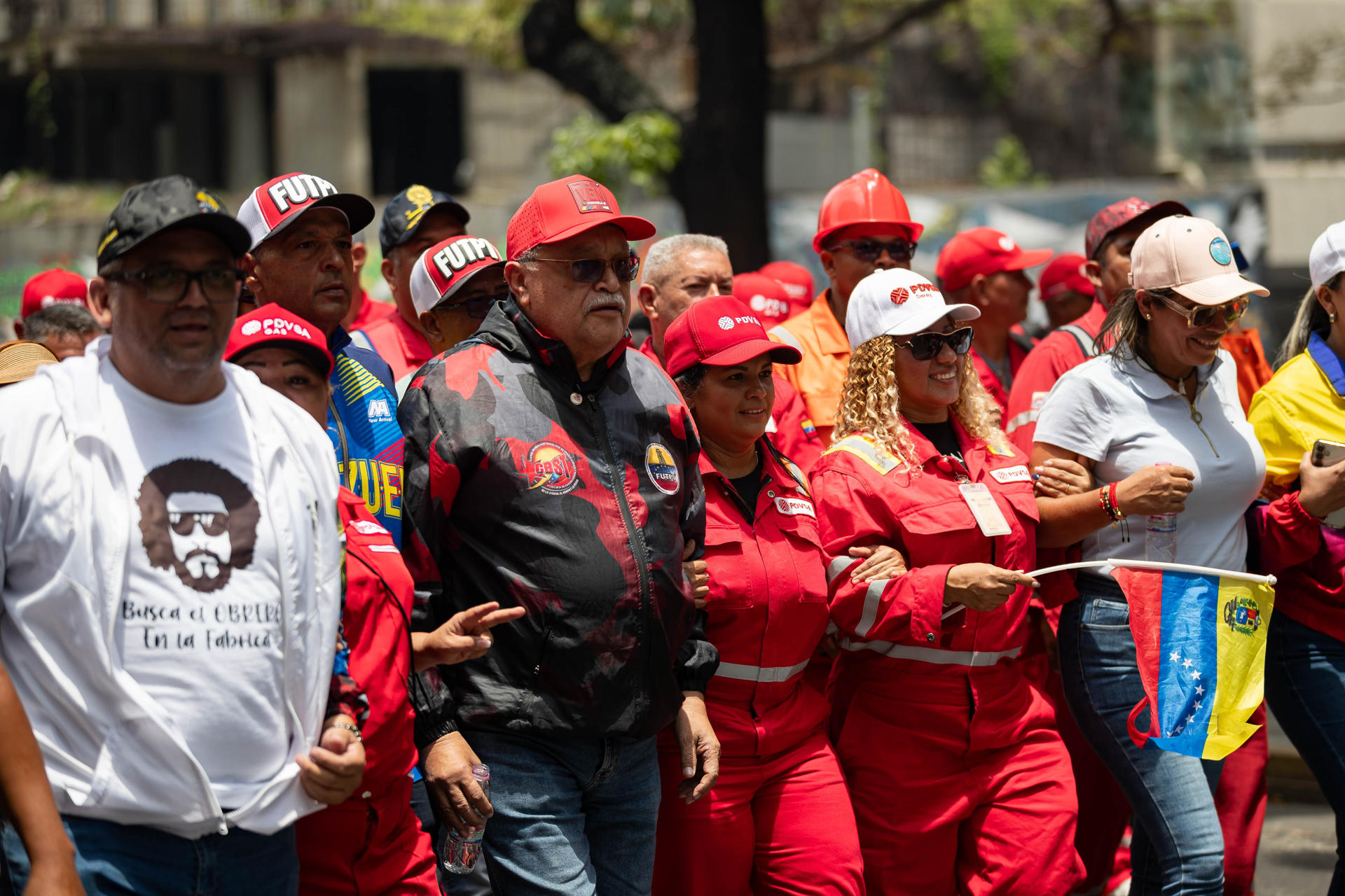 Simpatizantes del chavismo participan en una manifestación durante la conmemoración del Día Internacional del Trabajo este 1 de mayo de 2026, en Caracas (Venezuela). EFE/ Ronald Peña R