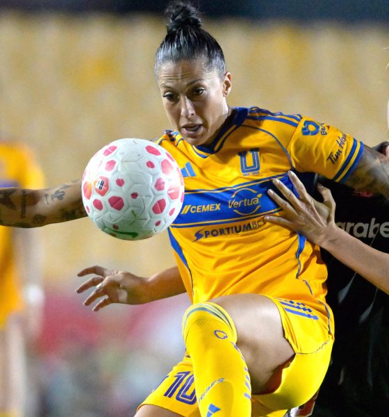 Jennifer Hermoso (i), de Tigres, disputa el balón con Eugenie Le Sommer, de Toluca, en el partido de vuelta de cuartos de final de la Liga Femenina MX entre Tigres y Toluca en el estadio Universitario en San Nicolás de Los Garza (México). EFE/Miguel Sierra