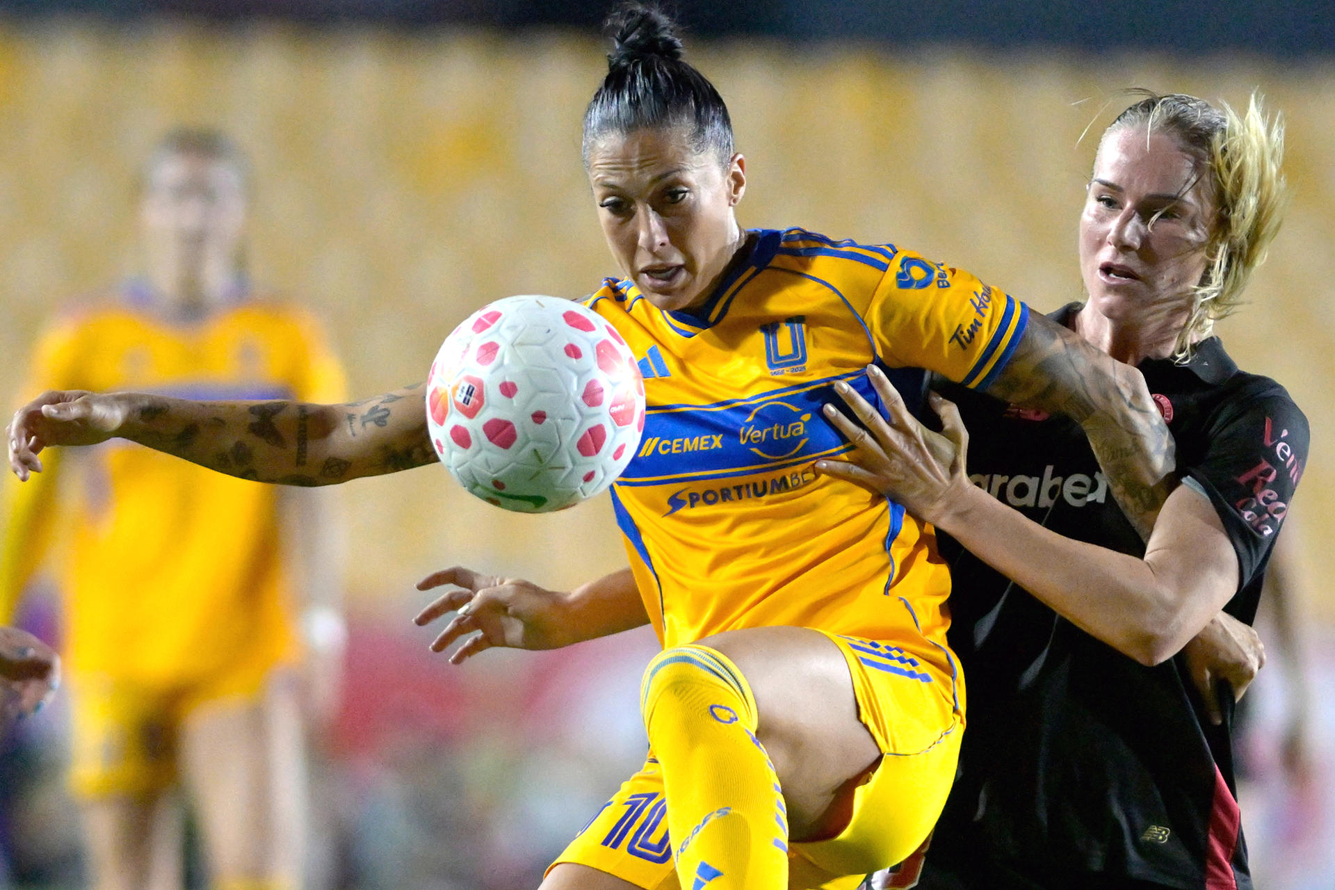 Jennifer Hermoso (i), de Tigres, disputa el balón con Eugenie Le Sommer, de Toluca, en el partido de vuelta de cuartos de final de la Liga Femenina MX entre Tigres y Toluca en el estadio Universitario en San Nicolás de Los Garza (México). EFE/Miguel Sierra