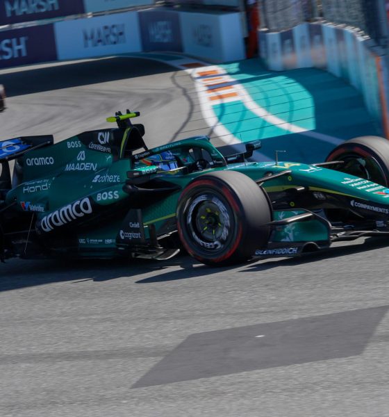 El español Fernando Alonso de Aston Martin declaró este sábado declaró en el circuito construido en torno al Hard Rock Stadium que si llueve durante la carrera del 3 de mayo "será una experiencia de aprendizaje para" todos. EFE/ Alberto Boal