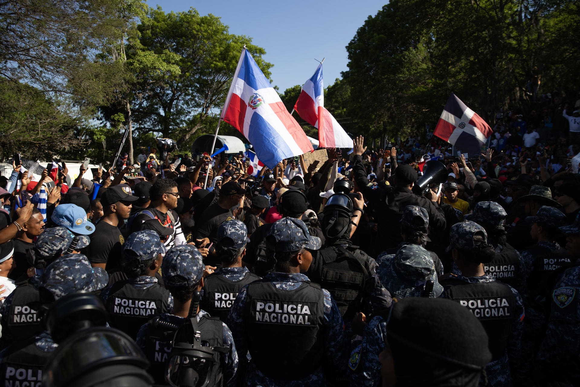 Integrantes de la Policía Nacional dominicana controlan una manifestación este domingo, en San Juan de la Maguana (República Dominicana). EFE/ Orlando Barría