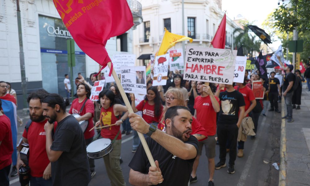 Personas se manifiestan durante una marcha convocada por organizaciones sindicales para conmemorar el Día Internacional del Trabajo este 1 de mayo de 2026, en Asunción (Paraguay). EFE/ Juan Pablo Pino