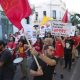 Personas se manifiestan durante una marcha convocada por organizaciones sindicales para conmemorar el Día Internacional del Trabajo este 1 de mayo de 2026, en Asunción (Paraguay). EFE/ Juan Pablo Pino