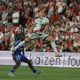 Alemao controla un balón ante Ismaël Doukouré. EFE/Kiko Huesca