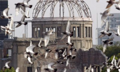 Palomas sobre el domo del Parque Monumento a la Paz en Hiroshima, oeste de Japón, en donde se conmemora el aniversario del ataque sobre Hiroshima el 6 de agosto de 2008.
 EFE/Kimimasa Mayama