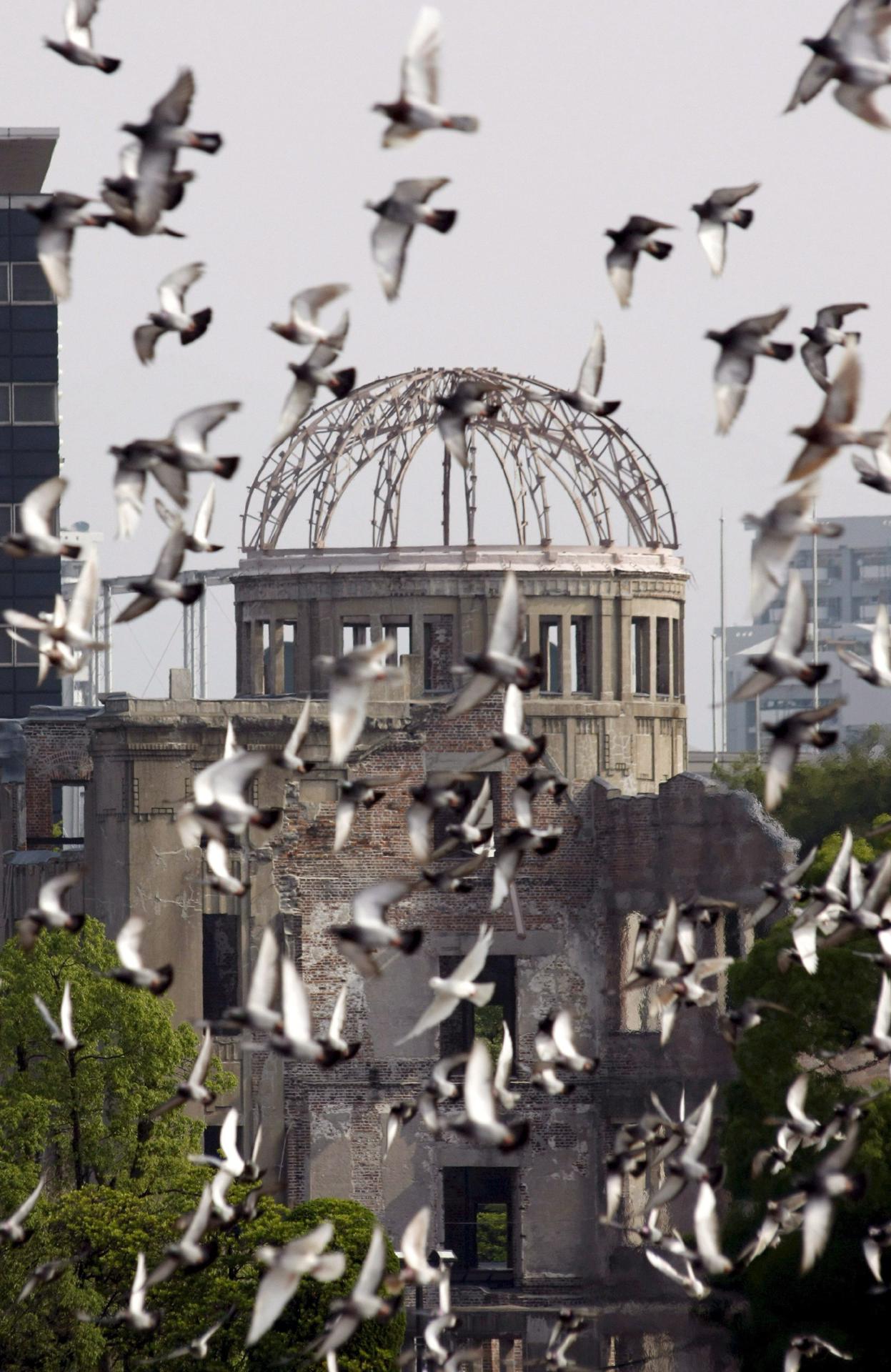 Palomas sobre el domo del Parque Monumento a la Paz en Hiroshima, oeste de Japón, en donde se conmemora el aniversario del ataque sobre Hiroshima el 6 de agosto de 2008.
 EFE/Kimimasa Mayama