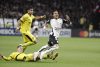 El extremo de Corinthians Kaio César (d) recibe una falta desde atrás del centrocampista Jesús Trindade durante el partido de la tercera jornada de la Copa Libertadores jugado este jueves en el estadio Neo Química Arena de Sao Paulo. EFE/ Sebastiao Moreira
