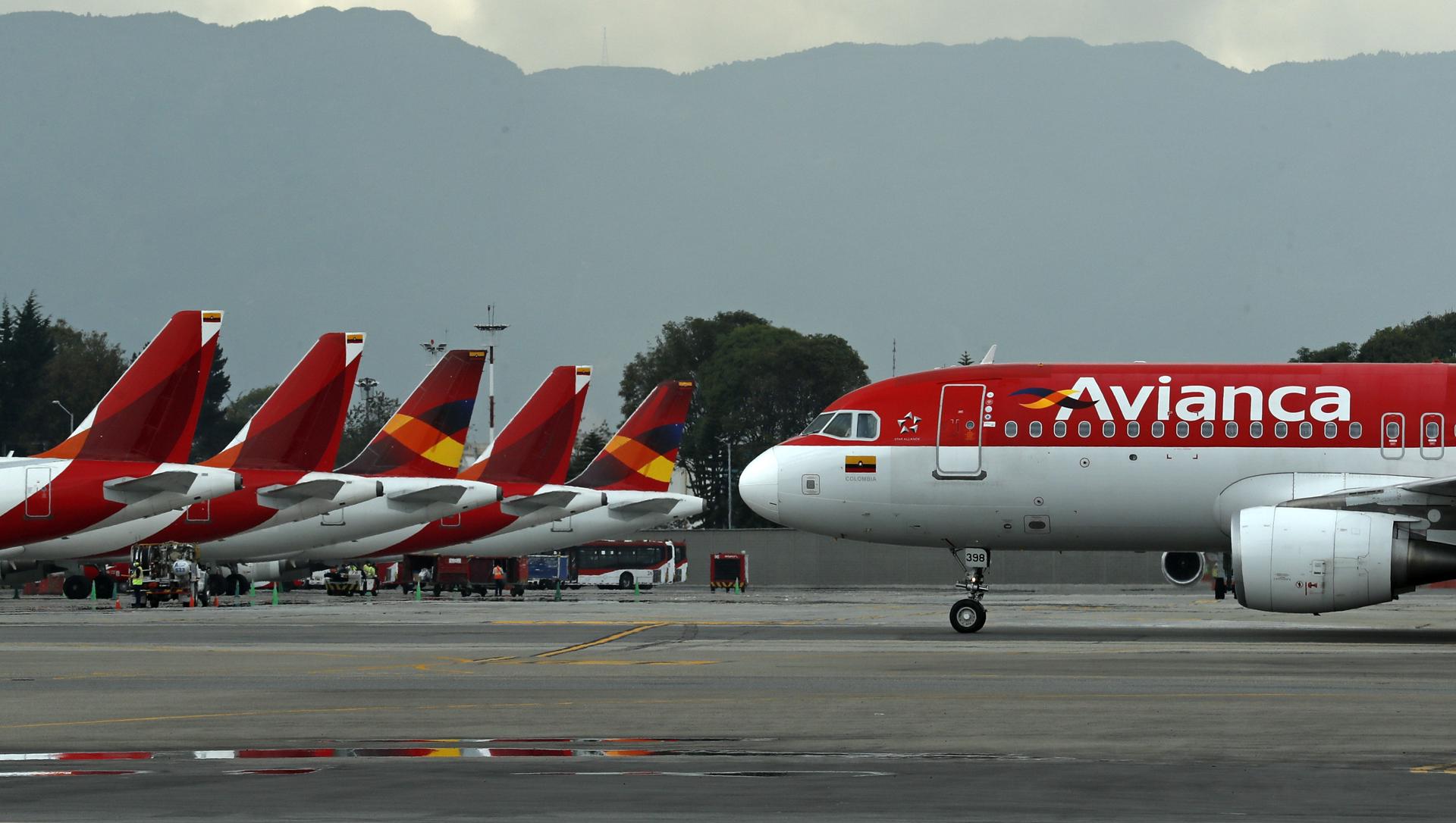 Un avión de la aerolínea Avianca aterriza en el aeropuerto El Dorado en Bogotá (Colombia). Imagen de archivo. EFE/ Mauricio Dueñas Castañeda