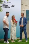 El extenista Rafael Nadal (d) y el golfista español Jon Rahm (i) visitaron a Fernando Alonso en el garaje del equipo Aston Martin antes del inicio del Gran Premio de Miami. EFE/Alberto Boal
