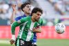 El jugador del Betis Abdessamad Ezzalzouli y el jugador del Oviedo Ignacio Vidal, durante el partido de la jornada 34 de LaLiga EA Sports entre Betis y Oviedo, este domingo en el estadio de La Cartuja en Sevilla. EFE/ Julio Muñoz
