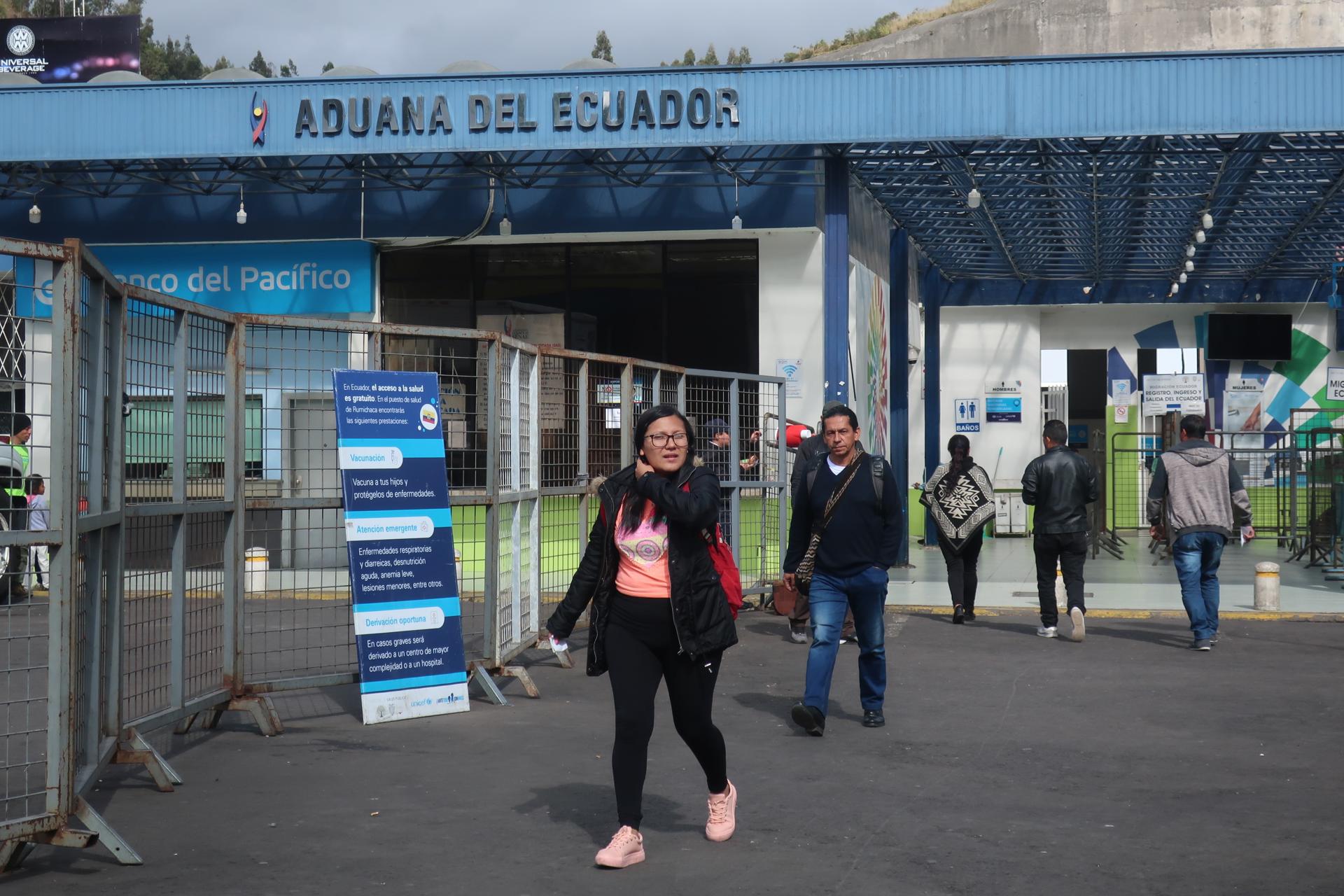 Fotografía de archivo de una vista general de la entrada de la Aduana de Ecuador, en el Puente Internacional de Rumichaca, en la frontera colombo-ecuatoriana. EFE/Elías L. Benaroch