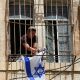 Imagen de archivo de un colono judío que cuelga una bandera israelí en una de las ventanas de un edificio palestino cerca de la mezquita de Ibrahimi, en la ciudad cisjordana de Hebrón. EFE/ Abed Al Hashlamoun