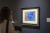 Una persona toma una fotografía de la obra de Jean Miró 'Sans titre' durante la exhibición a la prensa este viernes, de las piezas que subastará la casa Sotheby's en Nueva York (EE.UU.). EFE/Ángel Colmenares
