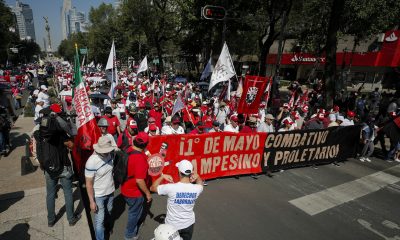 Miles de maestros de la Coordinadora Nacional de Trabajadores de la Educación y otros sindicatos marcharon este viernes por la principales avenidas de la Ciudad de México (México). EFE/Isaac Esquivel