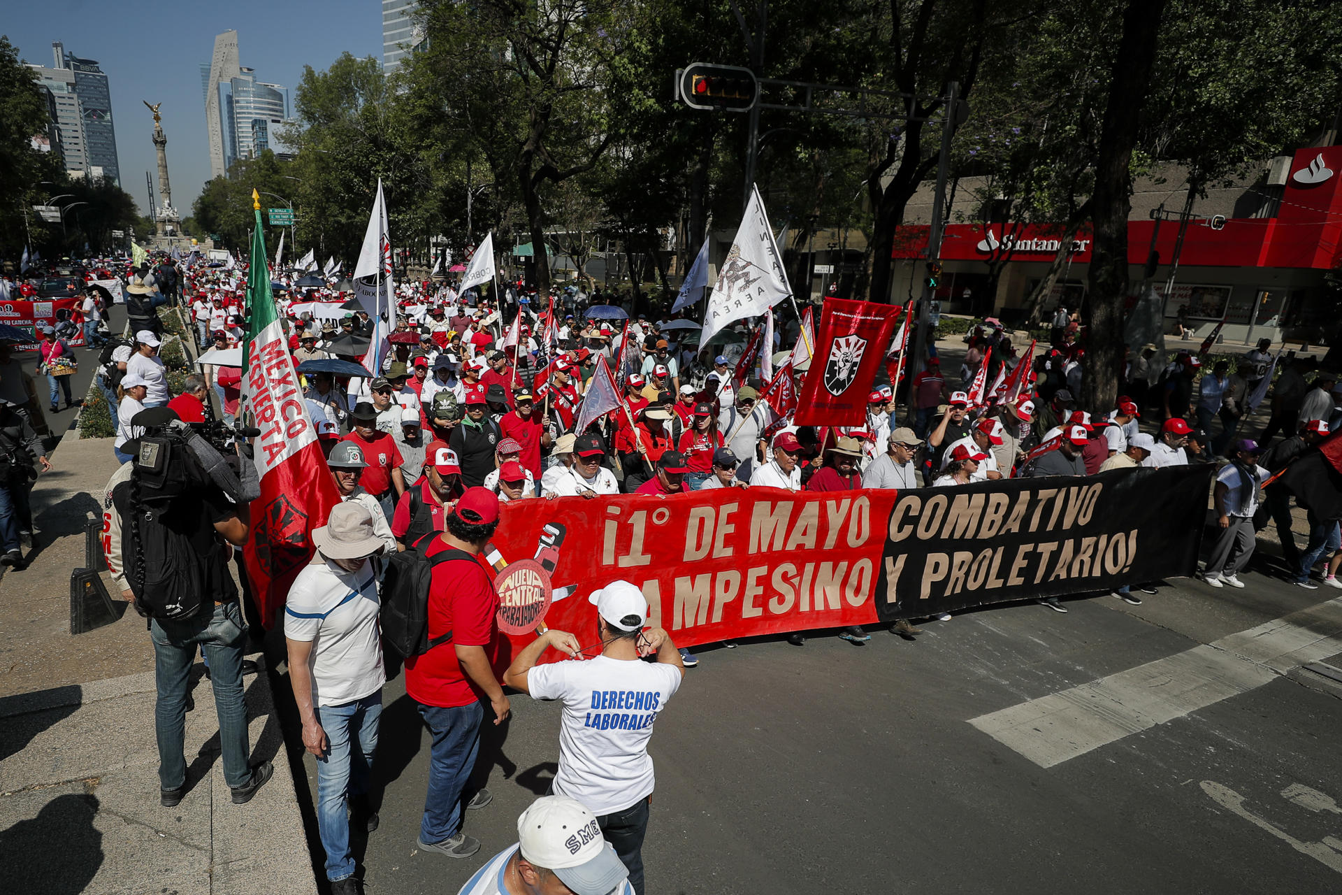 Miles de maestros de la Coordinadora Nacional de Trabajadores de la Educación y otros sindicatos marcharon este viernes por la principales avenidas de la Ciudad de México (México). EFE/Isaac Esquivel