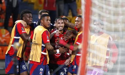 Francisco Fydriszewski (c), del Independiente Medellín, celebra un gol con sus compañeros en un partido de la fase de grupos de la Copa Libertadores ante el Cusco en el estadio Atanasio Girardot en Medellín. EFE/STR