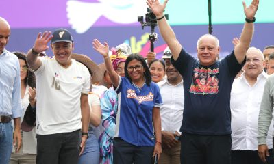 La presidenta encargada de Venezuela, Delcy Rodríguez, el ministro de Interior y Justicia, Diosdado Cabello (d), y el presidente de la Asamblea Nacional, Jorge Rodríguez, saludan durante un evento este jueves, en Caracas (Venezuela). EFE/ Ronald Peña R