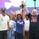 La presidenta encargada de Venezuela, Delcy Rodríguez, el ministro de Interior y Justicia, Diosdado Cabello (d), y el presidente de la Asamblea Nacional, Jorge Rodríguez, saludan durante un evento este jueves, en Caracas (Venezuela). EFE/ Ronald Peña R