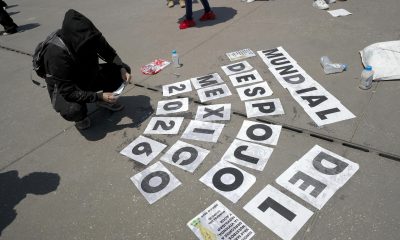 Una persona fue captada este 1 de mayo al manifestarse durante la marcha del Día Internacional del Trabajo, en la Ciudad de México (México). EFE/Isaac Esquivel