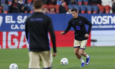 El jugador del Barcelona Robert Lewandowski, calienta antes del partido de la jornada 34 de LaLiga entre el Osasuna y el Barcelona, este sábado en el estadio El Sadar en Pamplona.-EFE/ Villar López