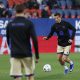El jugador del Barcelona Robert Lewandowski, calienta antes del partido de la jornada 34 de LaLiga entre el Osasuna y el Barcelona, este sábado en el estadio El Sadar en Pamplona.-EFE/ Villar López