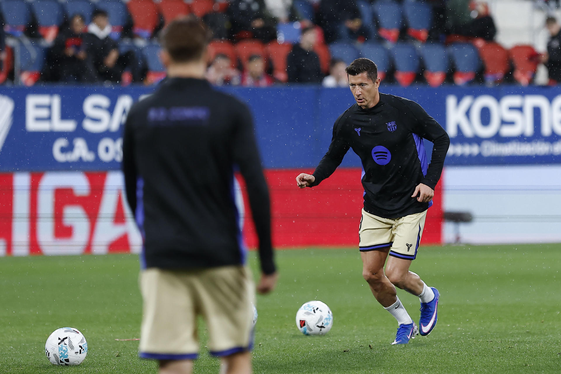 El jugador del Barcelona Robert Lewandowski, calienta antes del partido de la jornada 34 de LaLiga entre el Osasuna y el Barcelona, este sábado en el estadio El Sadar en Pamplona.-EFE/ Villar López