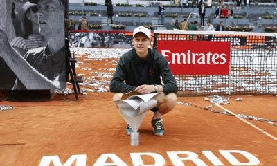 El tenista italiano Jannik Sinner posa con su trofeo tras su victoria sobre el tenista alemán Alexander Zverev, tras el partido de la final individual masculino del torneo Mutua Madrid Open de tenis, este domingo en la Caja Mágica en Madrid.EFE/ Chema Moya