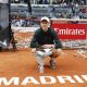 El tenista italiano Jannik Sinner posa con su trofeo tras su victoria sobre el tenista alemán Alexander Zverev, tras el partido de la final individual masculino del torneo Mutua Madrid Open de tenis, este domingo en la Caja Mágica en Madrid.EFE/ Chema Moya