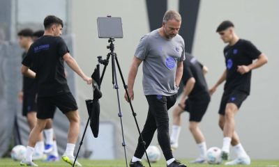 El técnico alemán del FC Barcelona, Hansi Flick (c), dirige el entrenamiento del primer equipo en las instalaciones de la Ciudad Deportiva Joan Gamper, este viernes, en la víspera de su partido de LaLiga EA Sports contra el Osasuna. EFE/ Enric Fontcuberta