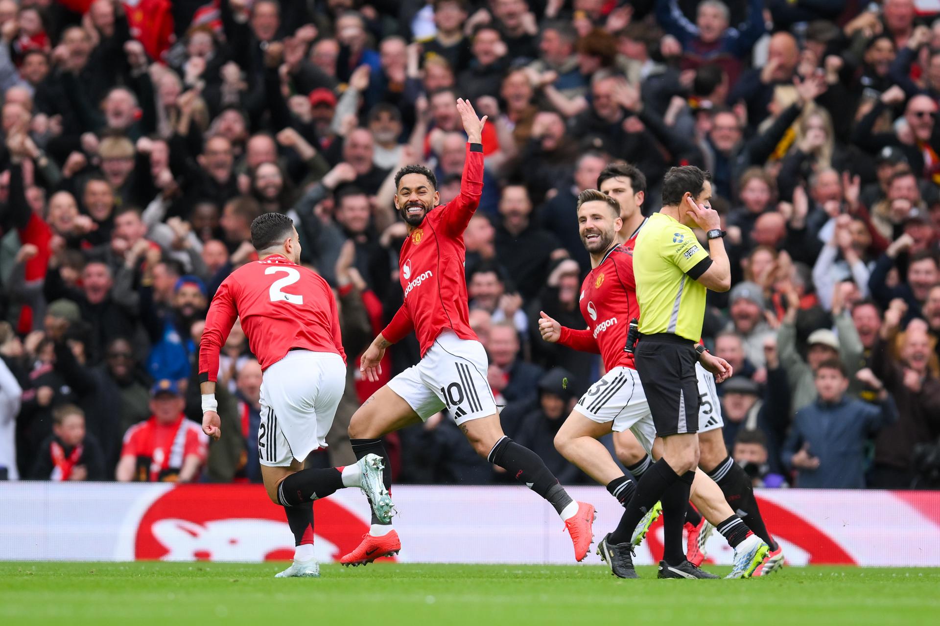 El delantero brasileño Matheus Cunha (c), del Manchester United, celebra el 1-0 durante el partido de la Premier League que han jugado Manchester United y Liverpool FC en Manchester, Reino Unido. EFE/EPA/GARY OAKLEY