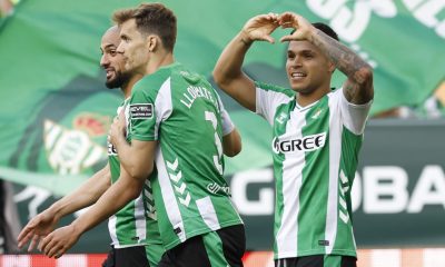 El jugador del Betis Juan Camilo Hernández "Cucho" celebra su segundo gol contra el Oviedo, durante el partido de la jornada 34 de LaLiga EA Sports entre Betis y Oviedo, este domingo en el estadio de La Cartuja en Sevilla. EFE/ Julio Muñoz