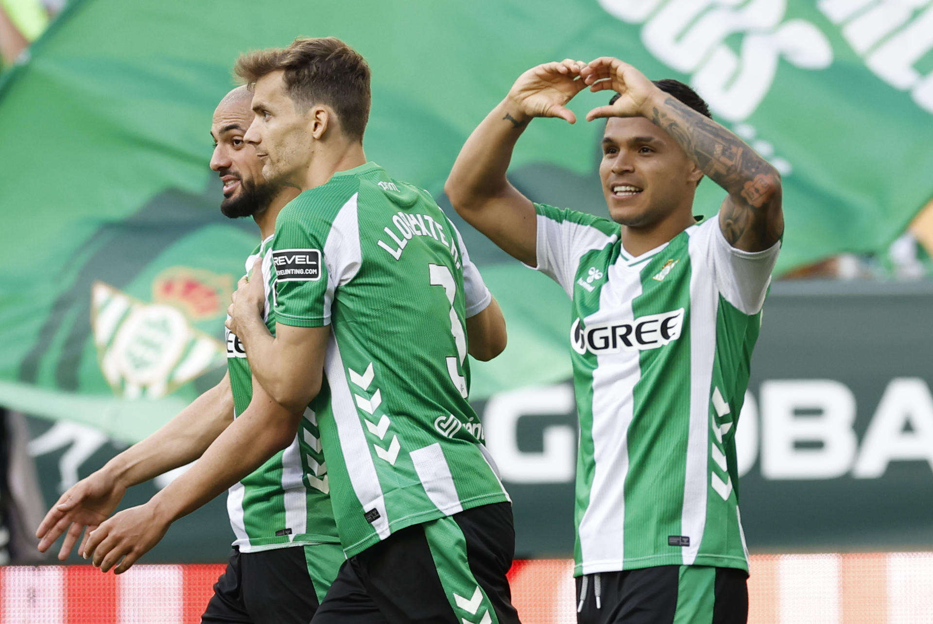 El jugador del Betis Juan Camilo Hernández "Cucho" celebra su segundo gol contra el Oviedo, durante el partido de la jornada 34 de LaLiga EA Sports entre Betis y Oviedo, este domingo en el estadio de La Cartuja en Sevilla. EFE/ Julio Muñoz
