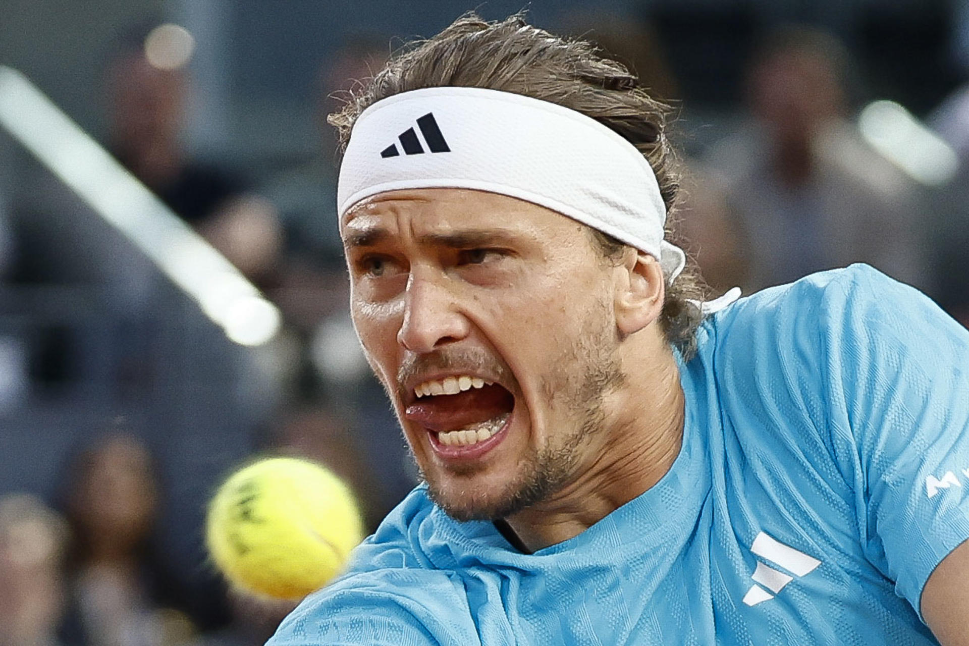 El tenista alemán Alexander Zverev durante su encuentro ante el belga Alexander Blockx en las semifinales masculinas del Abierto de Madrid, disputado este viernes en la Caja Mágica de Madrid. EFE/Sergio Pérez