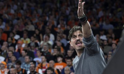 El propietario de Panathinaikos Dimitris Giannakopoulos durante el primer partido de cuartos de final de la EuroLiga que Valencia Basket y Panathinaikos BC disputaron el pasado 28 de abril en Valencia. EFE/Miguel Ángel Polo.