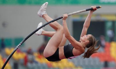 Fotografía de Paolo Aguilar, en la que puede verse en una imagen de archivo del 8 de agosto de 2019 a la pertiguista canadiense Alysha Newman. EFE