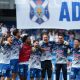 Jugadores del CD Tenerife celebran el ascenso del equipo a Segunda División este viernes, antes de comienzo del partido contra el Barakaldo, al clasificarse matemáticamente tras la derrota del Celta Fortuna. EFE/ Ramón De La Rocha