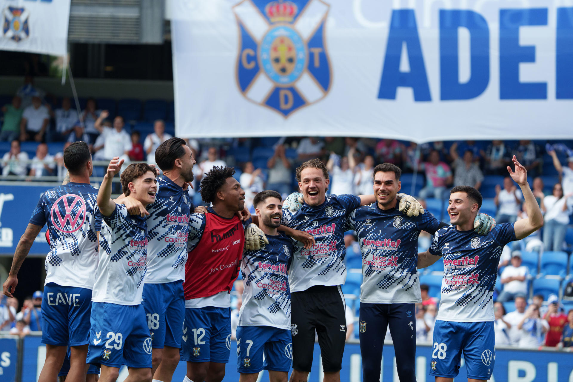 Jugadores del CD Tenerife celebran el ascenso del equipo a Segunda División este viernes, antes de comienzo del partido contra el Barakaldo, al clasificarse matemáticamente tras la derrota del Celta Fortuna. EFE/ Ramón De La Rocha
