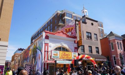 Fotografía tomada de la cuenta en X @MayorBowser de la alcaldesa de Washington, Muriel Bowser, del restaurante Ben's Chili Bowl, el local de perritos calientes más emblemático de la capital de Estados Unidos y favorito del expresidente Barack Obama durante su reapertura en Washington (EE.UU.). EFE/ @MayorBowser