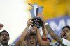 Jugadores de Racing celebraron este domingo ante sus hinchas la conquista anticipada del Torneo de Apertura uruguayo en el estadio Parque Osvaldo Roberto de Montevideo. EFE/ STR

