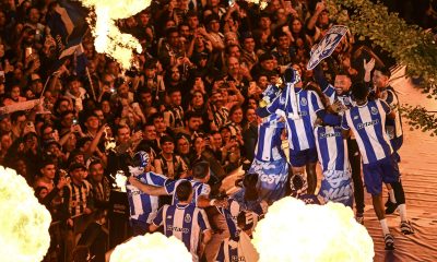 El entrenador del FC Porto, Francesco Farioli, celebra con sus jugadores y seguidores la consecución del trigésimo primer título de la Liga Portugal en Oporto. EFE/EPA/FERNANDO VELUDO