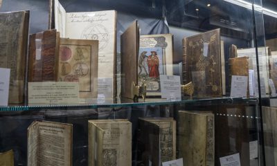 Fotografía que muestra libros este jueves, durante la Feria Internacional del Libro Antiguo de Nueva York en Nueva York (Estados Unidos). EFE/ Ángel Colmenares
