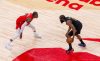 RJ Barrett (i), de los Raptors, disputa el balón con James Harden, de los Cavaliers, en un partido de la fase eliminatoria de la NBA entre Toronto Raptors y Cleveland Cavaliers en el Scotiabank Arena de Toronto (Canadá). EFE/Julio César Rivas

