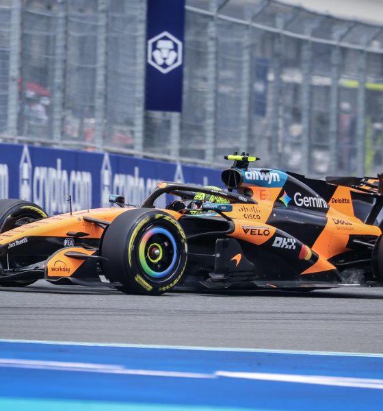 El piloto británico de McLaren Lando Norris cruza la meta en la carrera al esprint del GP de Miami. EFE/EPA/CRISTOBAL HERRERA-ULASHKEVICH