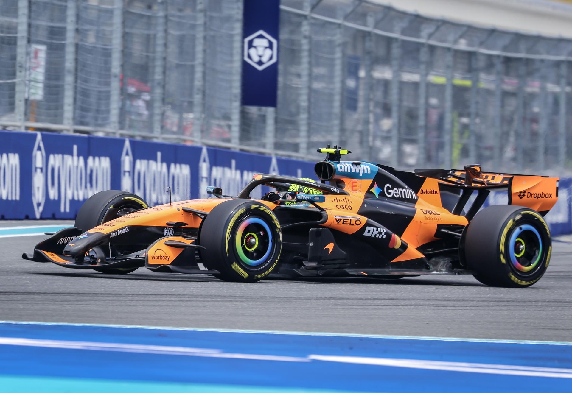 El piloto británico de McLaren Lando Norris cruza la meta en la carrera al esprint del GP de Miami. EFE/EPA/CRISTOBAL HERRERA-ULASHKEVICH