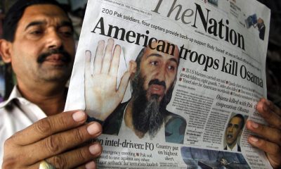 Un hombre lee un ejemplar de la versión inglesa del periódico paquistaní "The Nation" que muestra en portada la noticia de la muerte del líder de Al Qaeda, Osama Bin Laden, a manos de tropas estadounidenses. EFE/Arshad Arbab/Archivo